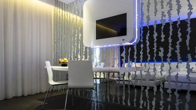 A-Point-Argentario-Porto-Ercole-Executive-specchio